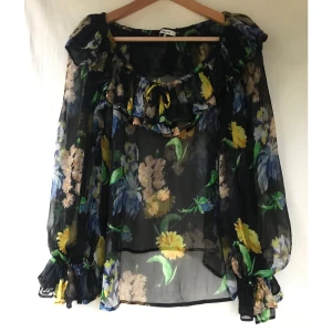 GANNI « Louvre » chiffon blus  - GANNI drömmig « Louvre » chiffon blus Absolut favorit ❤ Storlek 34, stor i storlek och passar st.36/38. Finaste ärmar. Finaste skick och inget att anmärka på.         Material: chiffong