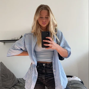 Oversized skjorta  - Oversized herr skjorta (jag har xs annars) , använd 2 ggr så jättefint skick! Pris kan diskuteras❣️