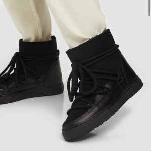 Vinterskor från Inuikii! - Säljer mina Inuikii-skor, den smalare svarta modellen. Köpte dem i höstas men har inte fått så mycket användning för dem eftersom jag har andra vinterskor. Därav är dem även i väldigt bra skick, inga repor eller skador, jag har inte användt dem mer än 10 ggr. Storlek 40 men passar mig som har 39 i de flesta skor ☺️ Jättesnygga som passar till allt, varma och passar perfekt till denna årstid, har aldrig blivit kall i dem. Nypris är 2599 kr. Orginalbox följer med! 😍 skriv privat om ni har fler frågor eller om ni vill ha fler bilder! Kan tänka mig att gå ner i pris vid snabb affär!