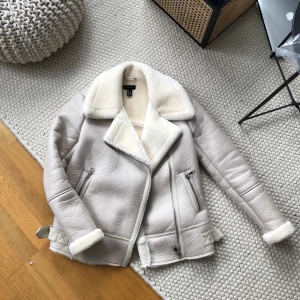 Aviatorjacka nyskick Strl XS/S - Supersnygg ljusbeige/grå aviatorjacka som knappt blivit använd. Storlek S men passar mer en XS pga tighta armar. 