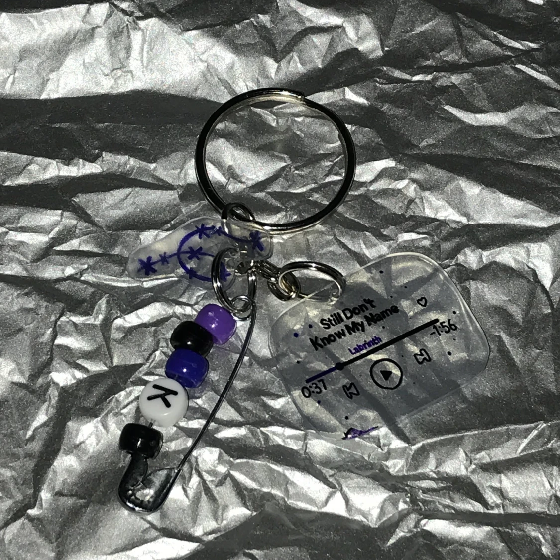 ’still dont know my name’ nyckelring - 90