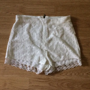  - 🐚Läckra spetsshorts för sommarens alla fina & roliga tillfällen. Sköna på, sitter som en smäck på kroppen! Från Zara, lappen borta. Storlek 36. Material okänt, syntet? Köpta 2hand, i mycket fint skick förutom hålen inuti från lappen! Frakt: +28kr.🐚