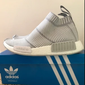  - Fina limiterade adidas flyknit NMD_CS1 PK Storlek 37.1/3, jag har storlek 37.5. Jättefina, och använda typ 3 gånger. Jättefint skick 9/10. Säljer med lite sorg i hjärtat men behöver bli av saker i livet....💙💚💛Originalpris 1799 SEK. 