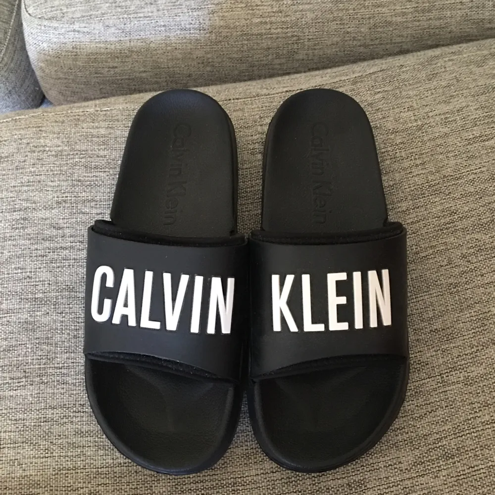 Calvin Klein tofflor i bra skick. Köpta i början av sommaren använda fåtal gånger. Köparen står för frakt . Skor.