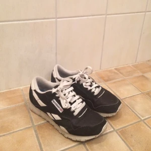  - Jättesköna och bekväma Reebook CL Nylon-skor i strl 38.