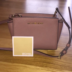  - Michael kors väska  Givetvis äkta. Har dock inte kvar kvittot därav priset