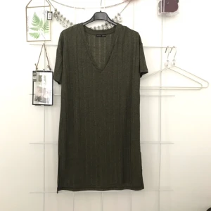  - Kort klänning i mörkgrönt, lite skimrigt tyg. Inköpt på Zara, endast använd en gång. 