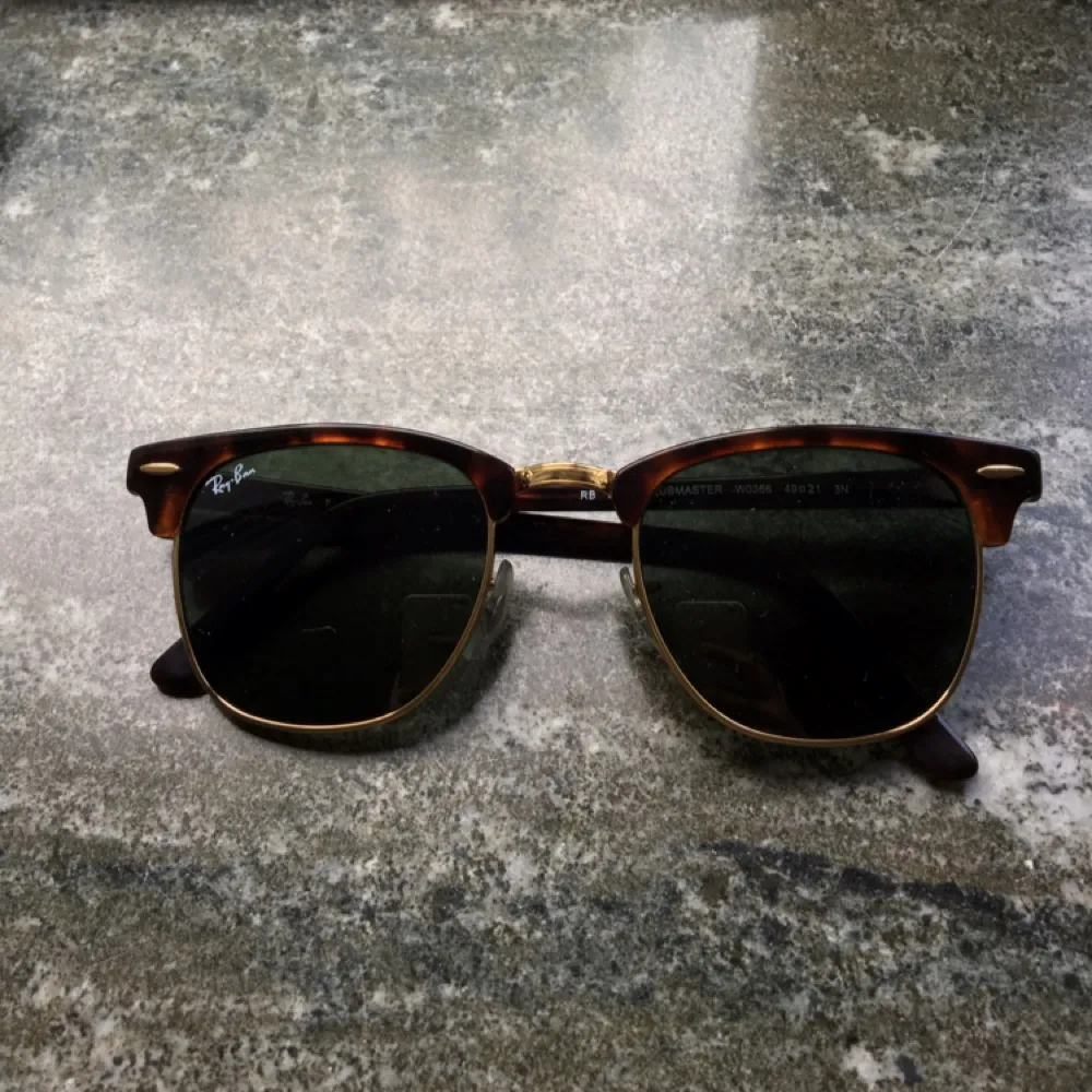Äkta ray ban solglasögon (clubmaster.) Köptes för 2 år sedan, nypris 1000kr. Använda fåtal gånger, säljer pga att jag inte använder de längre. Fodral ingår, frakt ingår inte i priset. . Accessoarer.