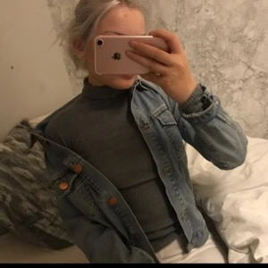  - Grå polotröja från gina tricot. Köpt för 199kr. Skön till hösten. Hör av er vid intresse ellr om ni vill ha fler bilder!