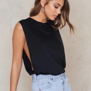  - Linné svart från NA-KD 