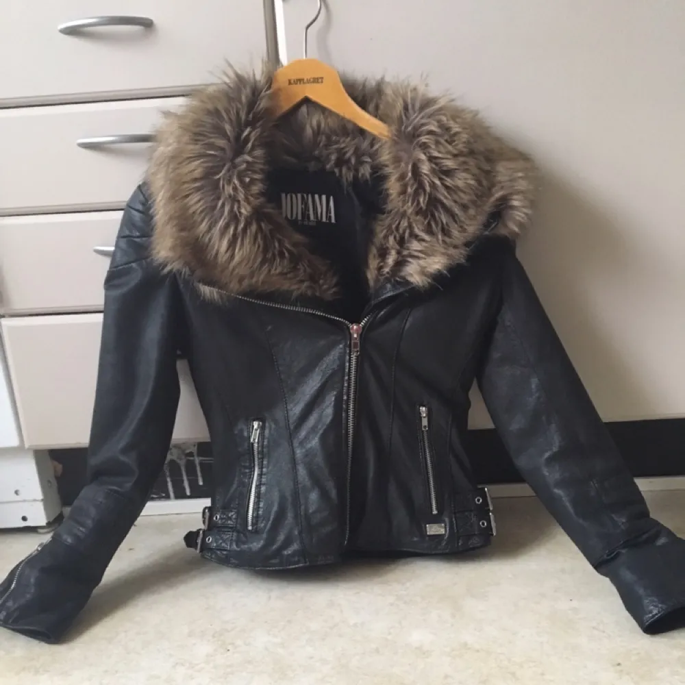Real skin and false fur. Used 1 time Good shape 3000kr from the beginning. . Jackor.