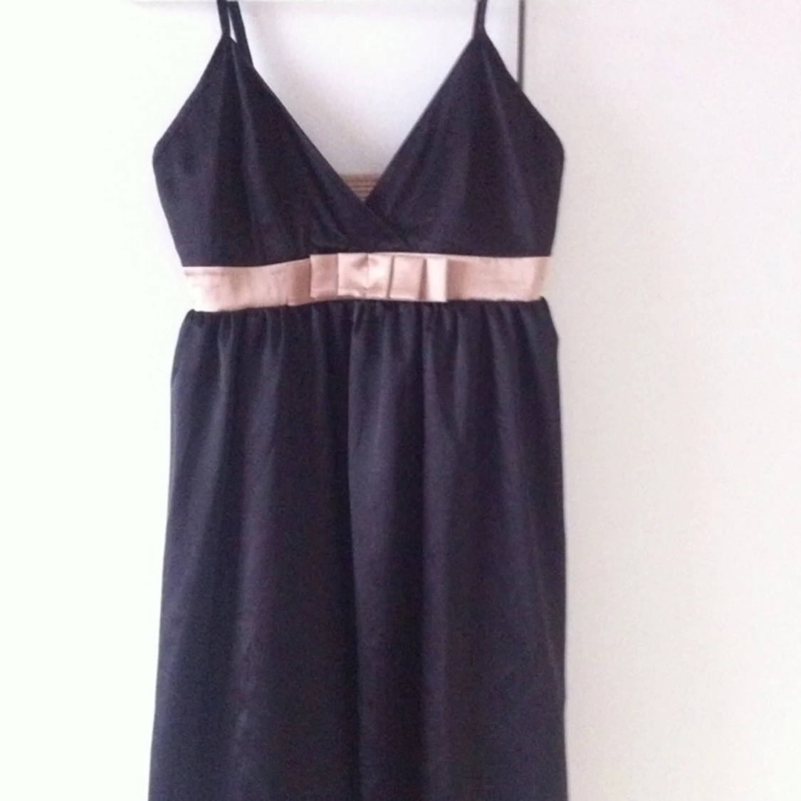 Svart klänning i siden med guldband runt midjan. Från Gina Tricot och använd en gång. - 1382960981