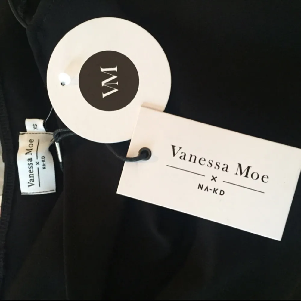 Helt ny svart klänning från NAKD Vanessa Moe's kollektion stl xs. Klänningen är i stretchigt material. . Klänningar.