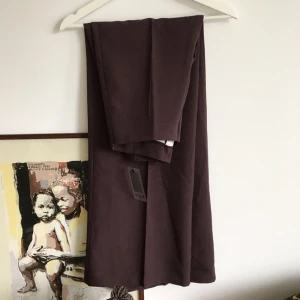  - Jättefina byxor, med prislappen kvar, från Vila. Aldrig använda då de tyvärr är liiiite för små för mig. Chansade på storleken då de var enda paret kvar.   Vida ben och tunt material. Finas pressveck fram och bak. 