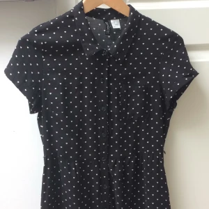  - Söt svart klänning med vita små hjärtan❣️ Strl 34/ XS.