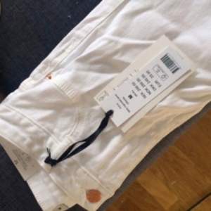 ✨ Helt nya vita jeans i modellen Molly med alla lappar kvar. FRAKT INGÅR