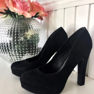  - Oanvända pumps från Duffy. Säljes för 100kr, frakt tillkommer. 