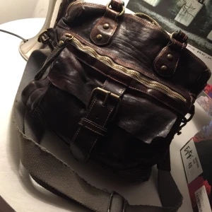  - Säljer min Campomaggiväska. Den är använd men i bra skick. På bild nummer 2 ser man att dragkedjan har gått sönder. Om jag inte minns fel så kostade den 5000kr i butik. Jag säljer den för 1800 kr.  Om eventuella frågor finns så skriv mer en gärna! 