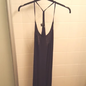  - Marinblå långklänning med korsade smala band i ryggen. Priset är inklusive frakt🌼 