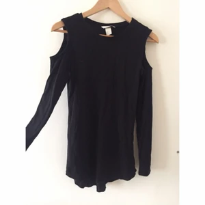  - Hm trend med bara axlar ribbstickad cold shoulder topp