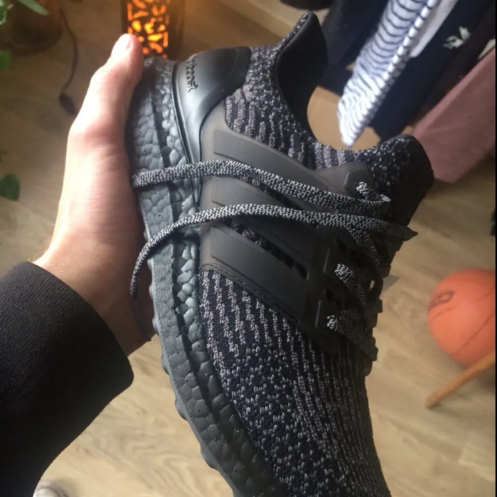 Helt oanvända limited edition Adidas Ultraboost core black grey 3.0 i storlek 42. Skor.