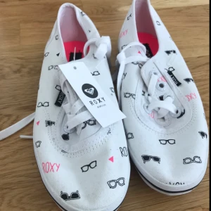  - Ett par nya Roxy skor (prislappen är fortfarande på) originalpris €55 säljer dem för 400kr. Köpare står för frakt 