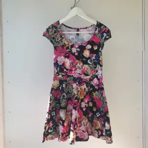 Så fin klänning i härligt blommigt mönster och fin passform från H&M! Aldrig använd! 