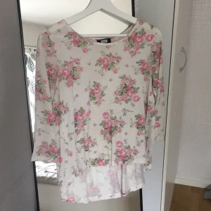  - Blommig tröja, något kortare i armarna och lite längre baktill, sitter superfint på! Passar XS-M, en liten fläck på framsidan men inget man tänker på, se sista bilden