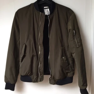  - Snygg bomberjacka från Zara, slutsåld. Använd fåtal ggr. Från djur/rökfritt hem (nåt hårstrå från kompis mops, men tas bort vid frakt ☺️)
