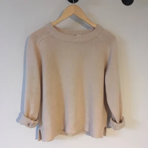  - Puder-rosa tröja från H&M i storlek L. Knappt använd, väldigt fint skick!