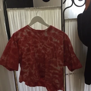  - Snygg rosa tie dye tröja!! Köpt på second hand, använd ca 2 ggr. Kan mötas upp i Östersund, annars står köparen för frakt 🌸💘