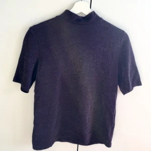  - Jättefin glitterlila top köpt på secondhand!! ✨🌷💕 storleken är L men passar lika bra på en XS eller däremellan för en lite mer oversized passform. Har en dragkedja i nacken.   SWISH/KÖPAREN BETALAR FRAKTEN.