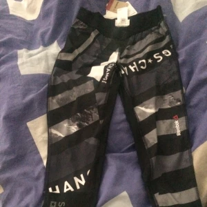  - Nya långa Reebok träningstights med lappen kvar.Ny pris 399kr