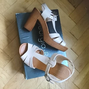  - Snygga och bekväma sandaller i läder. Små i storleken (jag brukar ha 37 men fick ta 38 i den modellen). Aldrig använda då de var för små men jag köpte 38 och är jätte nöjd! 