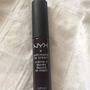  - Nyx Transylvania lip cream, ENDAST SWATCHAD, själva "borsten" tvättas innan produkten säljs