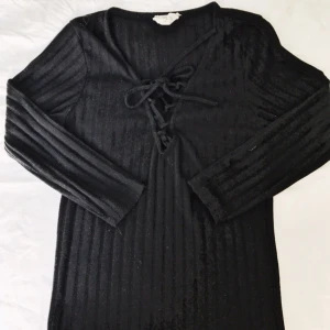  - Svart bomullströja med snörning fram.