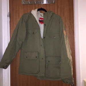  - XS men jackan är stor i storleken så den är som en S/M. Använt i 4-5 månader max! 