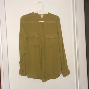  - Jättefin senapsgul blus från H&M i fint luftigt material!