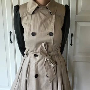  - 1. Miss selfridge kappa köpt i London. Storlek 8, XS-S. Väldigt fint behållen utanpå. I kragen inuti är det lite "mörkare" färg, missfärgat från att ha använt den. Går kanske om man tvättar den noga. Är öppen för att diskutera pris men inte under 100 kr.  