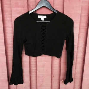  - Cool crop top från H&Ms coachella-kollektion med utskurna rutor i mitten och flare arms. Köpare står för eventuell frakt💕