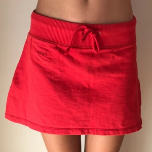  - Röd, kort tygkjol i storlek S men mer som XS Betalning sker via swish  Köparen står för frakt 