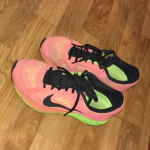  - Färgstarka skor från Nike, kommer inte till användning, bra i skick! 