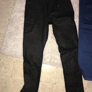  - Skinnbyxor, aldrig använda. 