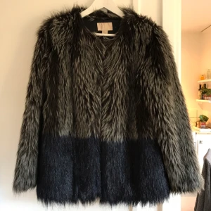  - Fuskpäls från HM trend. Möts upp i Sthlm eller fraktar mot fraktkostnad. 