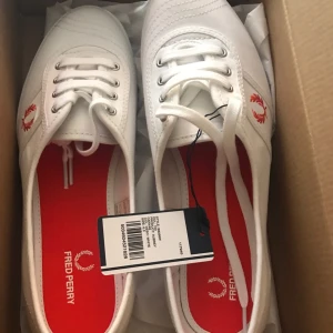  - Säljer ett par helt oanvända Fred Perry skor, Stl 40!, lappen kvar på skorna. Köptes för ett tag sen men har bara legat sedan dess, kommer inte till användning. Har tyvärr tappat bort kvittot! Har swish, kan skickas mot att köparen står för frakten! ☀️🙂