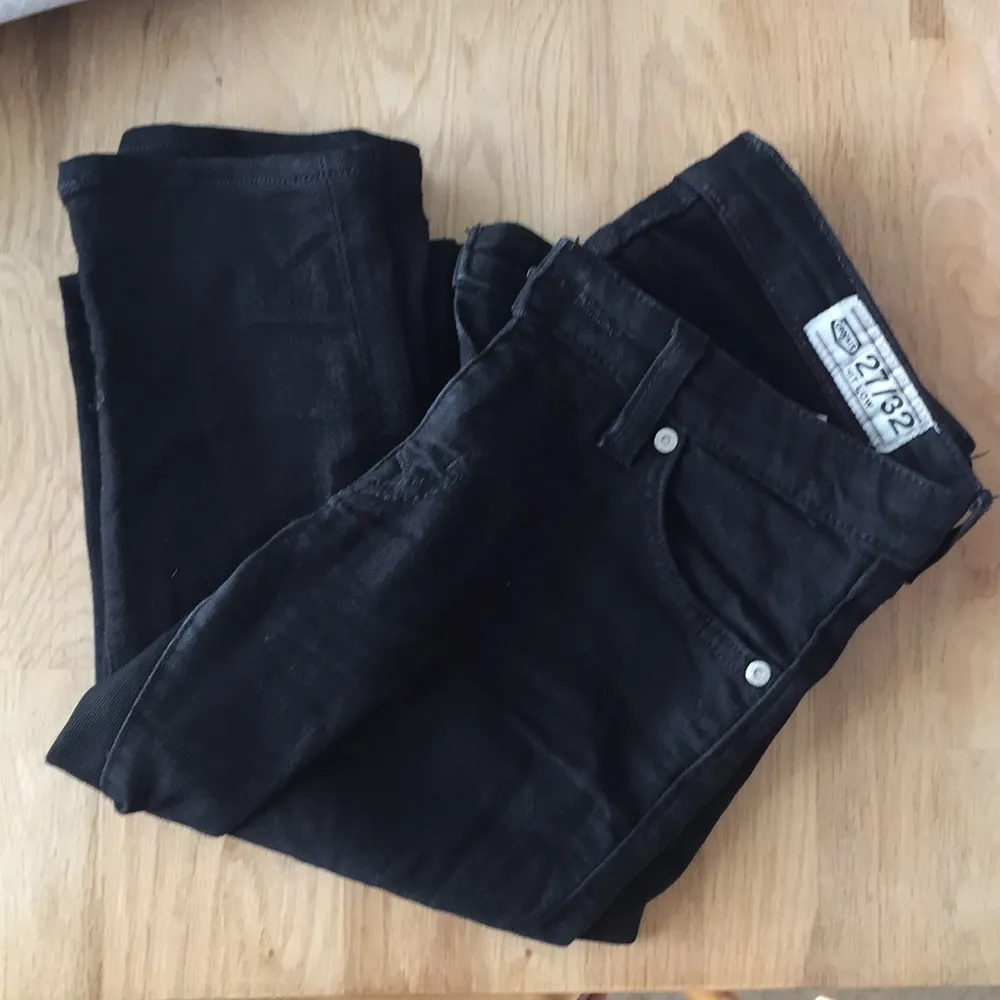 Svarta jeans i låg midja från märket Crocker/JC. Storleken är 27/32.. Jeans & Byxor.