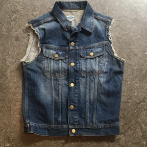  - Jeansväst från Emmett i snygg sliten tvätt. 