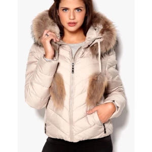  - Hollies "Aspen down jacket" i beige, med päls av tvättbjörn. Den är lite missfärgad precis vid insidan av kragen som man kan se på sista bilden, men det är inget som märks när man har jackan på sig. Pälsen är avtagbar, och sista knappen på pälsen på luvan har lossnat, men det är inte heller något som märks som ni kan se på bilderna. På grund av dessa små defekter säljer jag jackan såpass billigt 🤗 Den är i övrigt bra skick och är nytvättad. Fler bilder kan skickas om så önskas! Nypris 3299kr. Frakt på 70kr tillkommer.