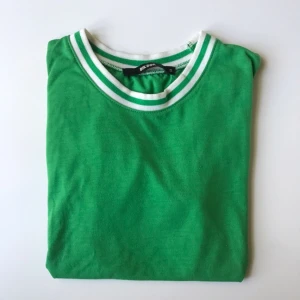  - Från bikbok! Kan fraktas! Vid frågor eller fler bilder, vänligen skriv i chatten✨✨