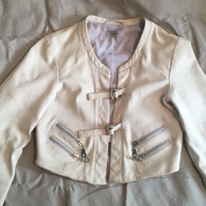  - Kort vit Skinn jacka från hunky dory med snygga silver detaljer original pris 6500 kr, den har dock blivit smutsig 
